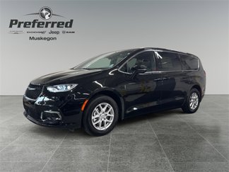 New 2025 Chrysler Pacifica Select image 1