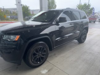 Used 2021 Jeep Grand Cherokee Laredo image 1
