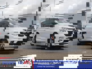 New 2025 Chrysler Pacifica Select image 1
