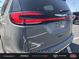 New 2025 Chrysler Pacifica Select image 1