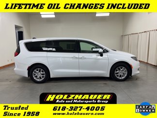 Used 2022 Chrysler Voyager LX image 1