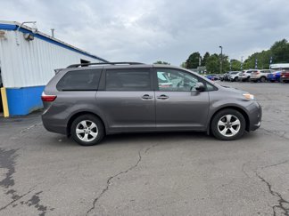 Used 2017 Toyota Sienna LE image 1