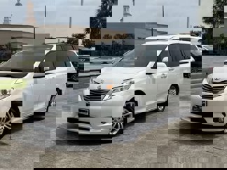 Used 2017 Toyota Sienna XLE image 1