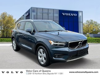 Certified 2022 Volvo XC40 T5 Momentum image 1