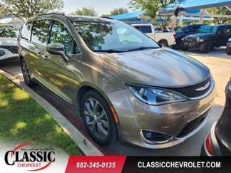 Used 2018 Chrysler Pacifica Limited w/ Tire & Wheel Group image 1