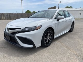 Used 2022 Toyota Camry SE image 1