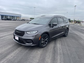 Used 2022 Chrysler Pacifica Touring-L w/ Uconnect Theater Family Group image 1