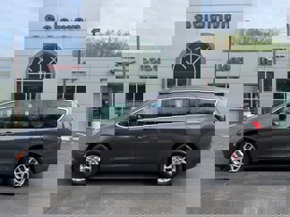 Certified 2023 Chrysler Voyager LX image 1