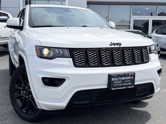 Certified 2022 Jeep Grand Cherokee Laredo X image 1