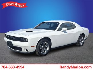 Used 2016 Dodge Challenger SXT image 1
