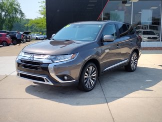 Used 2020 Mitsubishi Outlander SE image 1