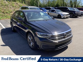 Certified 2022 Volkswagen Jetta SE image 1