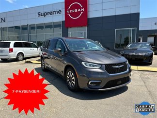 Used 2022 Chrysler Pacifica Touring-L w/ Uconnect Theater Family Group image 1