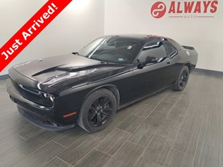 Used 2019 Dodge Challenger SXT image 1