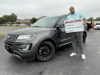 Used 2017 Ford Explorer XLT image 1
