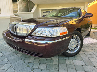 Used 2008 Lincoln Town Car Signature Limited image 1