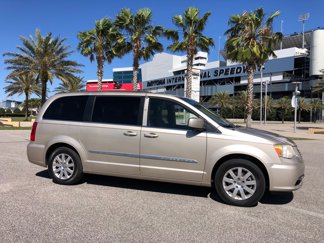 Used 2014 Chrysler Town & Country Touring image 1