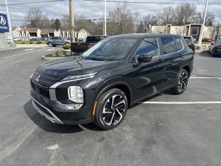 Used 2024 Mitsubishi Outlander SE image 1