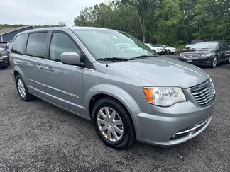 Used 2015 Chrysler Town & Country Touring image 1