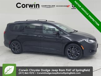 Used 2019 Chrysler Pacifica Limited w/ S Appearance Package image 1