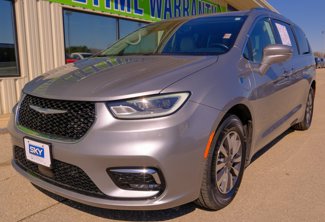 Used 2021 Chrysler Pacifica Touring-L image 1