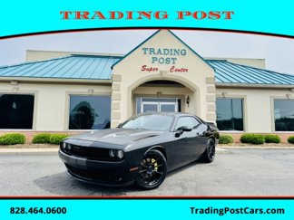 Used 2016 Dodge Challenger SXT image 1