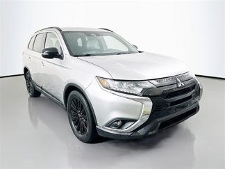 Used 2020 Mitsubishi Outlander SE image 1