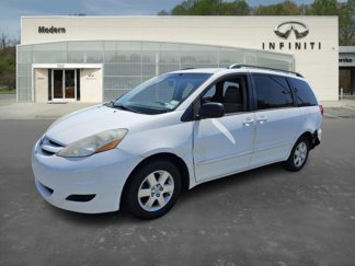 Used 2010 Toyota Sienna LE image 1