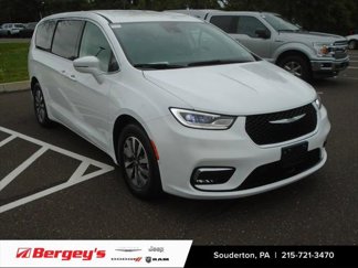 Certified 2022 Chrysler Pacifica Touring-L w/ Uconnect Theater Family Group image 1