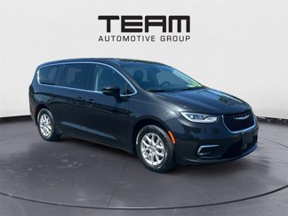 Certified 2023 Chrysler Pacifica Touring-L image 1