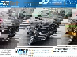 Used 2022 Ford Escape Titanium w/ Class II Trailer Tow Package image 1