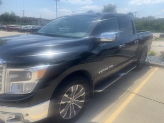 Used 2018 Nissan Titan SL image 1