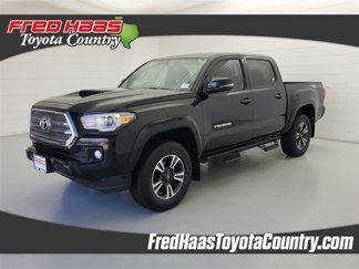 Used 2017 Toyota Tacoma TRD Sport image 1