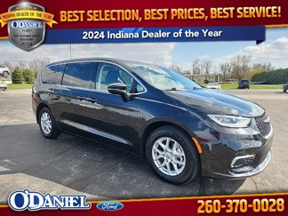 Used 2023 Chrysler Pacifica Touring-L image 1