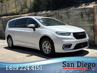 Used 2023 Chrysler Pacifica Touring-L image 1