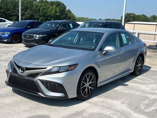 Used 2024 Toyota Camry SE image 1