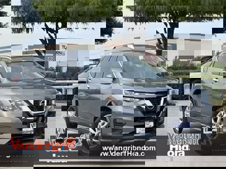 Used 2018 Nissan Rogue SV image 1