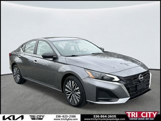 Used 2024 Nissan Altima 2.5 SV image 1