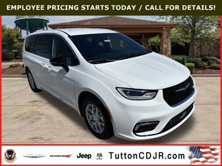 New 2025 Chrysler Pacifica Select image 1
