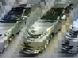 Used 2011 Toyota Sienna XLE image 1