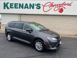 Used 2017 Chrysler Pacifica Touring-L image 1