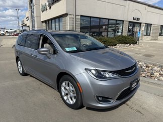 Used 2018 Chrysler Pacifica Touring-L w/ Tire & Wheel Group image 1