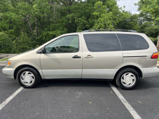 Used 2000 Toyota Sienna XLE image 1