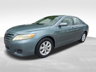 Used 2010 Toyota Camry LE image 1