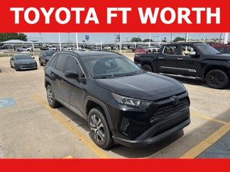Used 2021 Toyota RAV4 LE image 1