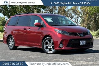 Used 2018 Toyota Sienna SE image 1