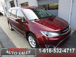 Used 2017 Chrysler Pacifica Touring-L Plus w/ Tire & Wheel Group image 1