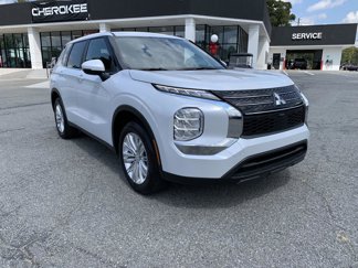 Used 2024 Mitsubishi Outlander ES image 1