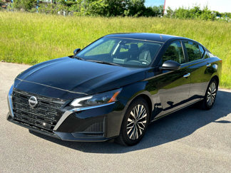 Used 2024 Nissan Altima 2.5 SV image 1