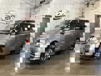 Used 2016 Chrysler Town & Country Touring-L image 1